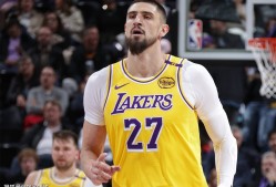 开云体育网址-东契奇爆冷击败加拿大队，关键助攻引爆全场！-开云体育网址